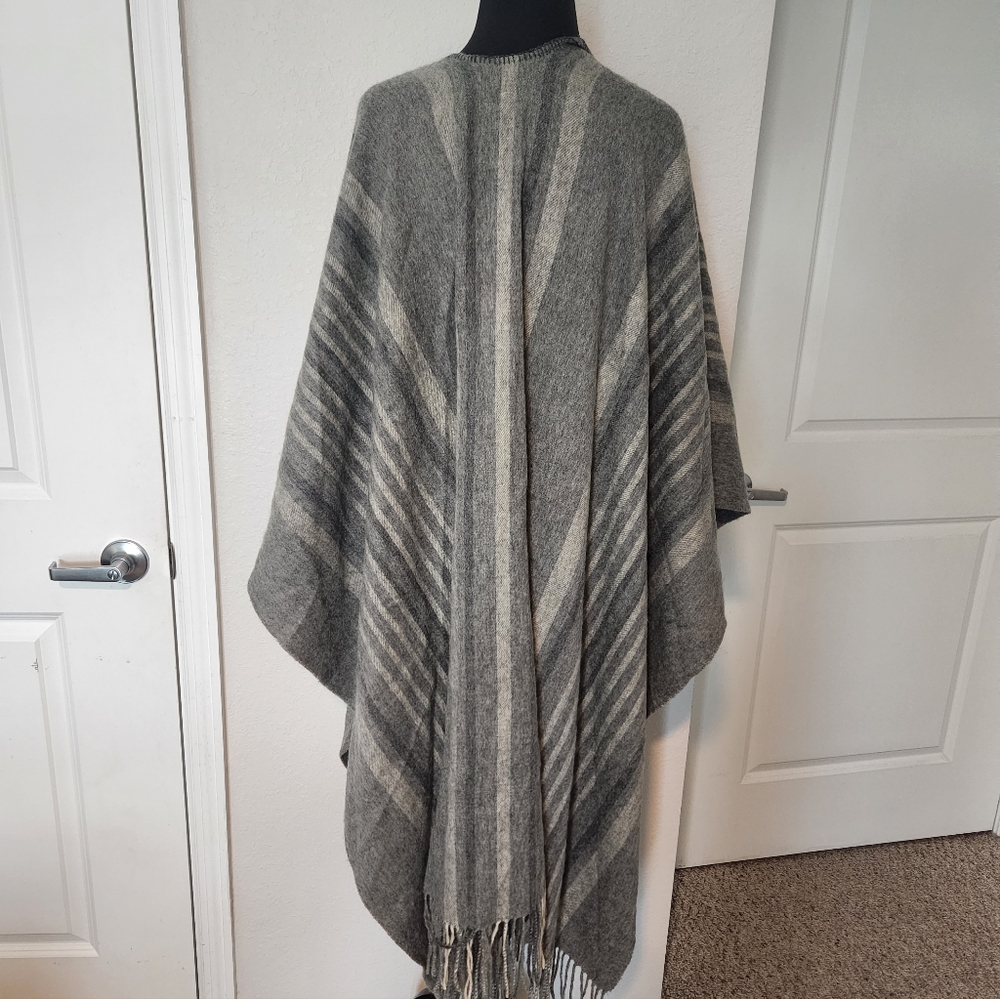 Claudia Nichole Gray Merino Cashmere Poncho - Picture 5 of 6